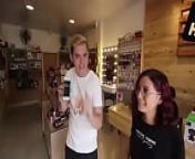 Joven youtuber celebra sus 100k teniendo un rato divertido en una tienda con su chica | elrojo from imgchili 000 b