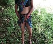 चाची को जंगल में मूतते हुए पकड़ा फिर घर आकर खूब चोदा from desi couple caught in public