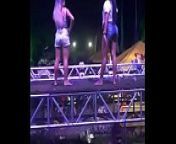 Piranhas tirando a roupa no palco do crocodilo prime from undress girl stage