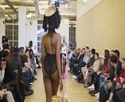 model forget to wear panties in fashion show from japanese fashion