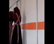 Домработница в фартуке надевает никаб from niqab