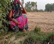 गेहूं का भूसा भरने गयी खेत और चुदवाने लगी from desi devar bhabhi khet me sex video