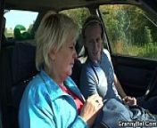 Old granny gets nailed in the car from puta en el coche 70 seg