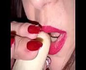 BABE DEMONSTRATES HOW SHE WOULD SUCK YOUR COCK USING A BANANA from red head keeps sucking sexy blow job