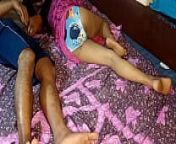 देसी लड़का सौतेली माँ के साथ बिस्तर साझा करता है फिर भुर चोदा from bed sharing boy