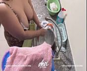 भारतीय देसी भाभी रसोई में बर्तन धोने और अपने बड़े स्तन दिखाने का काम कर रही थीं from aunty maid washing clothes upskurt pussy visible