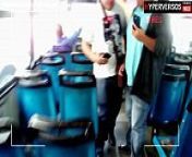 Le arriman la verga en el cami&oacute;n a la colegiala (su twitter: @Castingxxx8) from arrimon en el metro termina con agarrada de verga y mandaনায়ক নায