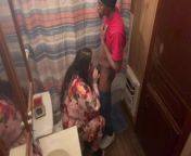 Caught stepmom in bathroom and she eat my dick from puisy