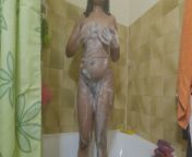 jolie noire prend sa douche from malgache