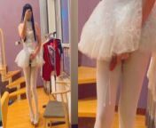 A ballet dancer wearing white pantyhose was made to ejaculate by a sex toy from bablet