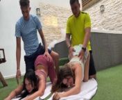 Falsos entrenadores se follan a latinas en una clase de yoga - Sara Blonde y Stefany Star -Pee y cum from neelima hot yoga
