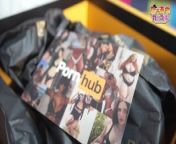 Celebran 25K suscriptores en Pornhub Unwrapping the contents of the souvenir box from usdt注册byusdt orgdcoq